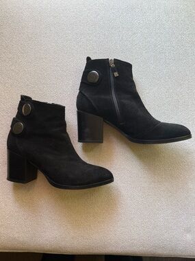 Alberto fermani tortora black suede block heel ankle booties